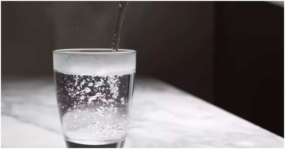 সকালে ওঠার পর সবচেয়ে আলোচিত স্বাস্থ্যকর অভ্যাসগুলোর একটি উষ্ণ পানি পান। ছবি: টাইমস অব ইন্ডিয়া